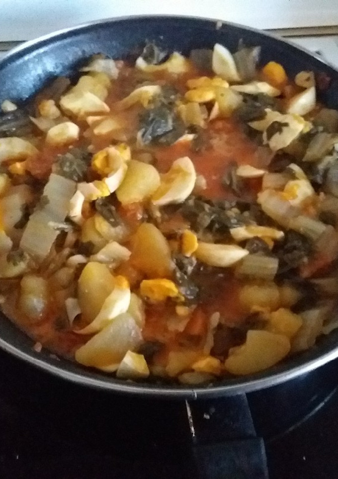 Una foto de Acelgas adobadas con patatas cocidas, huevos cocidos y pan frito