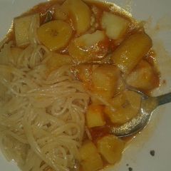A picture of Matoke with spaghetti.