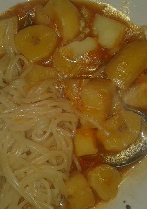 A picture of Matoke with spaghetti.