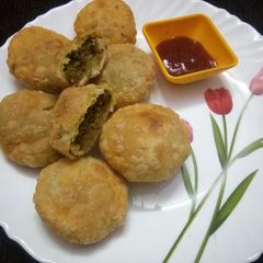 A picture of Lilva Kachori.