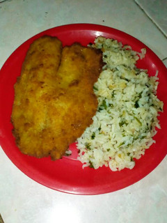 Una foto de Filete de pescado acompañado de un arroz blanco!!