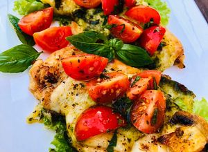 O poză a rețetei Piept de pui cu mozzarella și pesto.