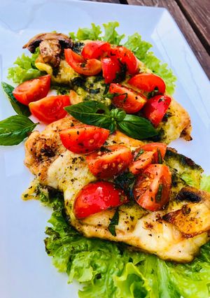 O poză a rețetei Piept de pui cu mozzarella și pesto.