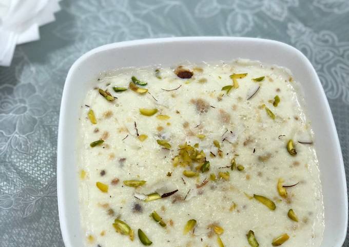 Close-up Of Creamy Sabudana Kheer Garnished With Dry Fruits. Indian  Delicious Dessert. Served In A Black Bowl. Top View On White Background.  Jute Mat Stock Photo, Picture and Royalty Free Image. Image