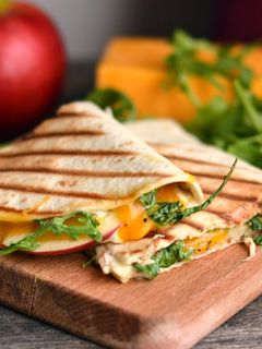 Cheddaros, almás quesadilla recept fotója