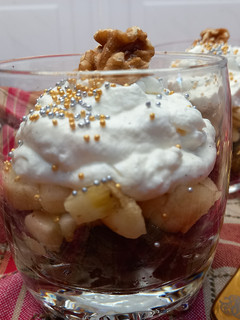Una foto de Postre de brownie de chocolate y plátano