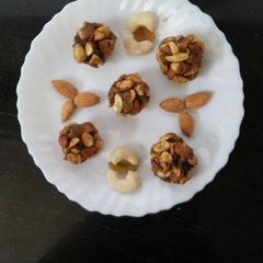 A picture of Dates and dry fruit ladoo.