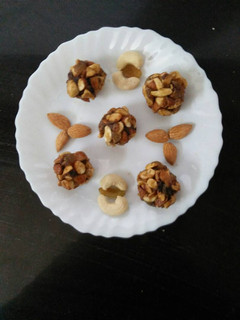 A picture of Dates and dry fruit ladoo.