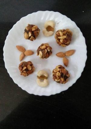 A picture of Dates and dry fruit ladoo.