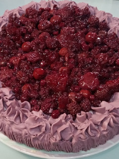 Una foto de Tarta de frutas del bosque, yogurt y queso, Dulce Karen