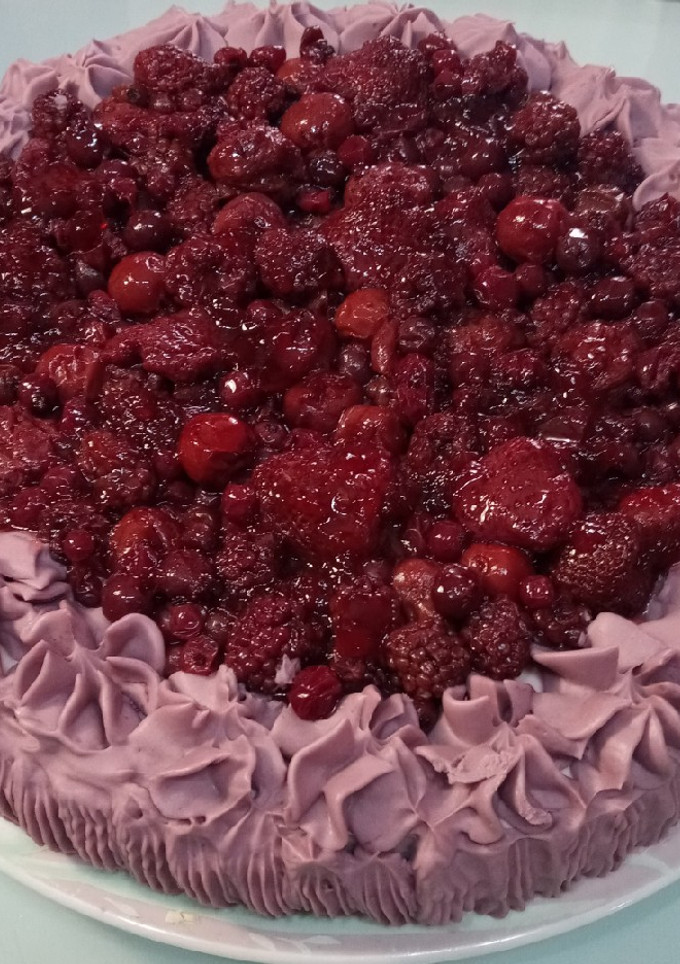 Una foto de Tarta de frutas del bosque, yogurt y queso, Dulce Karen