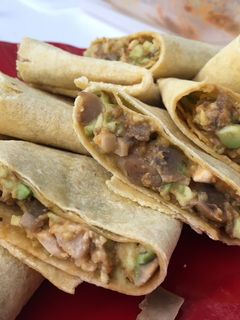 Una foto de Fajitas rellenas de champiñón, aguacate, queso vegano y tomate 🍄 🥑🧀🍅