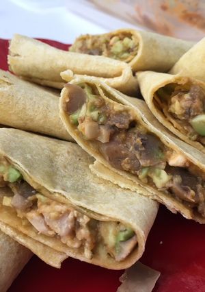 Foto principal de Fajitas rellenas de champiñón, aguacate, queso vegano y tomate 🍄 🥑🧀🍅