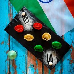 A picture of Tricolor Chicken Momos.