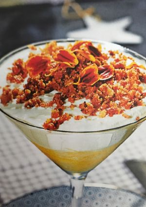Foto principal de Mousse de yogur con sorbete de fruta de la pasión y galletas María