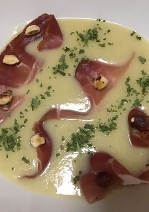 Une photo de Velouté de panais chou et pommes de terre aux noisettes et jambon cru
