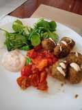 Falafel con tomates cherry y salsa de yogur
