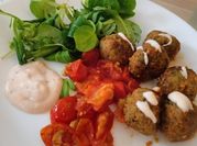 Una foto de salsa yogur falafel