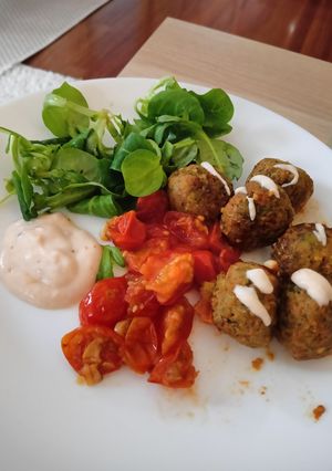 Una foto de Falafel con tomates cherry y salsa de yogur