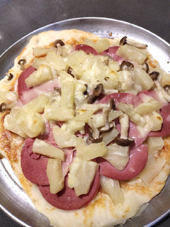 A picture of Ham Pizza.