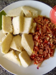 A picture of Boiled yam and egg sauce.