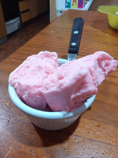Una foto de Helado de frutilla🍓🍓