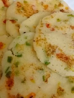 सूजी उत्तपम रेसिपी (Sooji Uttapam Recipe in Hindi) रेसिपी मुख्य फोटो