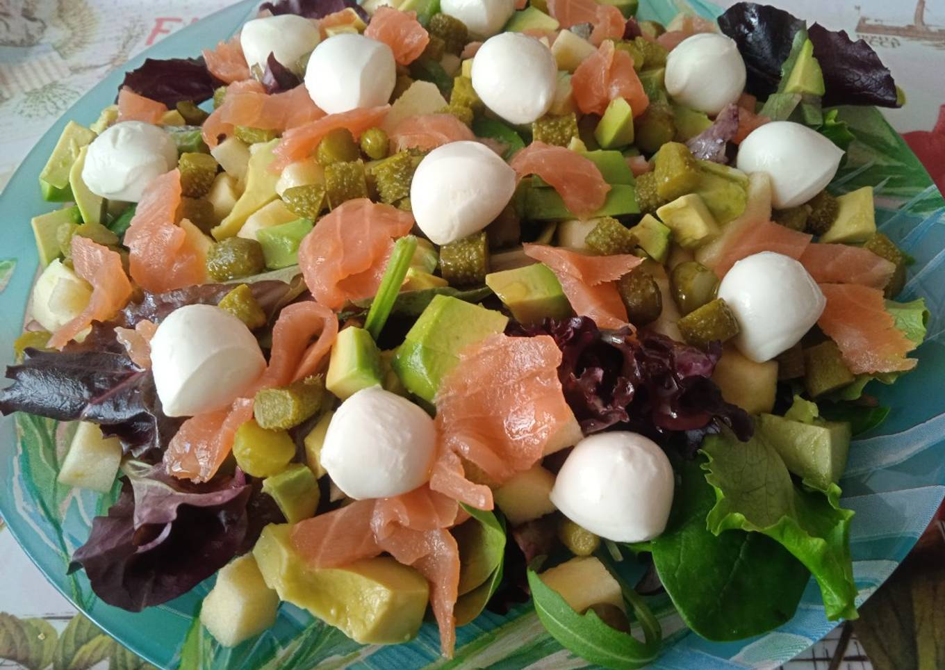 Ensalada de salmón ahumado y aguacate