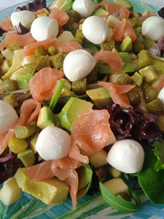 Una foto de Ensalada de salmón ahumado y aguacate