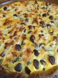 Quiche vegetariana de espárragos, setas shimiji marrón y crema de ricotta