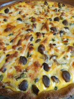 Foto principal de Quiche vegetariana de espárragos, setas shimiji marrón y crema de ricotta