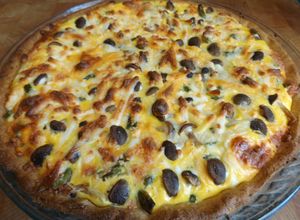 Foto principal de Quiche vegetariana de espárragos, setas shimiji marrón y crema de ricotta
