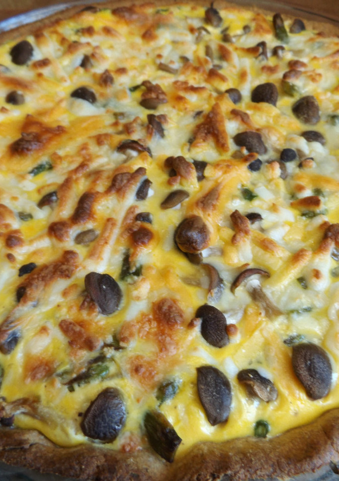 Una foto de Quiche vegetariana de espárragos, setas shimiji marrón y crema de ricotta