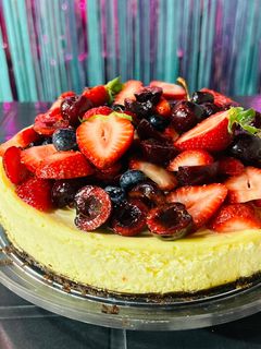 Una foto de New York Cheesecake con frutas frescas
