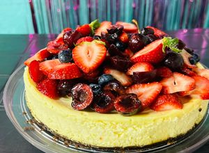 Una foto de New York Cheesecake con frutas frescas