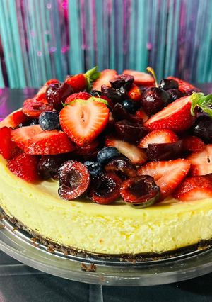 Una foto de New York Cheesecake con frutas frescas