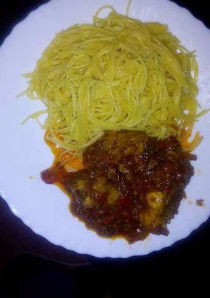A picture of Fried Beef with spaghetti.