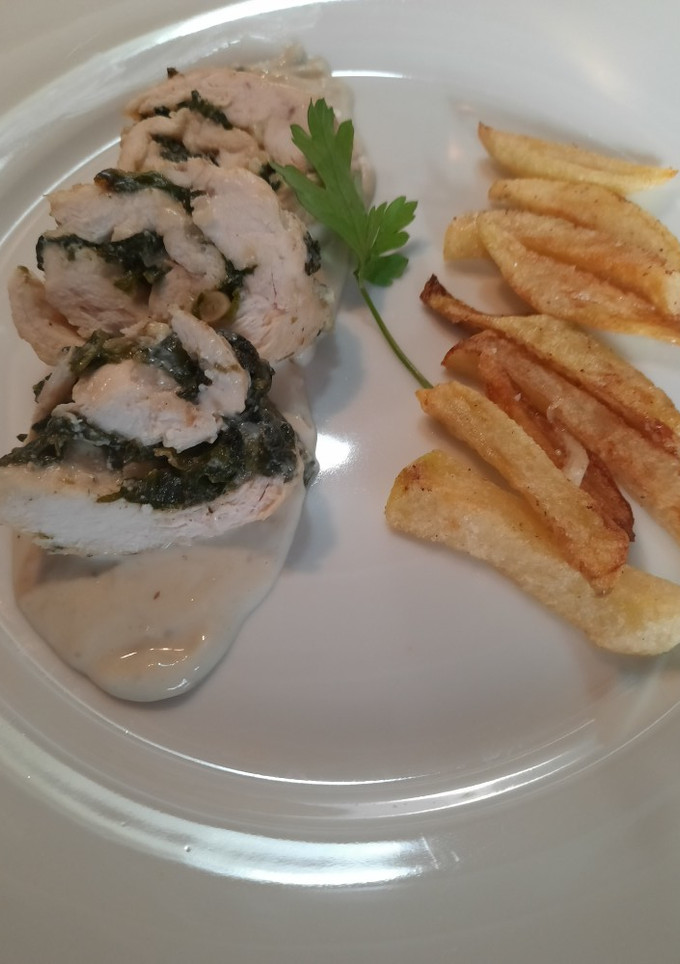 Una foto de Pollo relleno de espinacas y queso de cabra en salsa de queso
