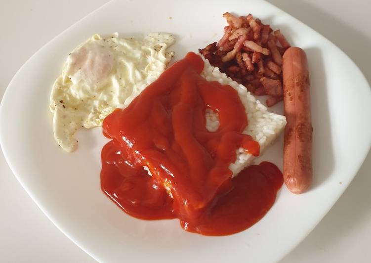 Arroz blanco con salchicha, huevo y bacon