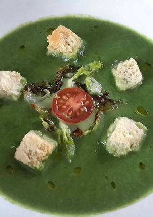 A picture of Sig's Green Soup with Spinach, Leeks and Fennel .