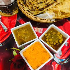 A picture of Desi halwa poori.