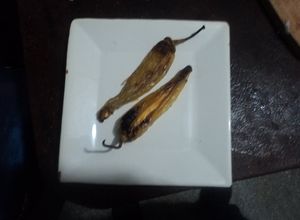 Una foto de Chiles de agua de huerta con queso ranchero seco a las Correa. Guarnición de navidad o año nuevo