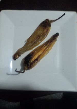 Una foto de Chiles de agua de huerta con queso ranchero seco a las Correa. Guarnición de navidad o año nuevo