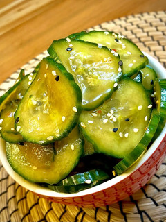 Una foto de Sunomono. Ensalada de pepino y sésamo