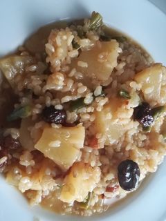 Una foto de Arroz con piña, pasas y espárragos