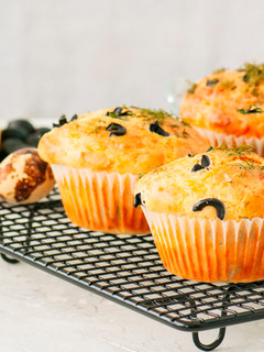 Una foto de Muffins de aceitunas y Olivadas