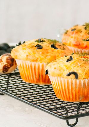 Una foto de Muffins de aceitunas y Olivadas