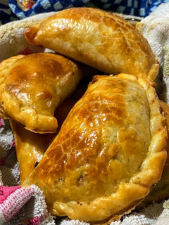 Una foto de Empanadas criollas jugosas con yasgua