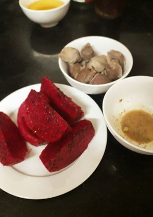 Hình của món Mề vịt luộc xúp mì tôm + thanh long đỏ.
