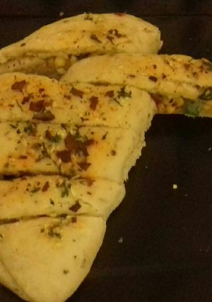 ગાર્લિક બ્રેડ (Garlic Bread Recipe In Gujarati) રેસીપી મુખ્ય ફોટો